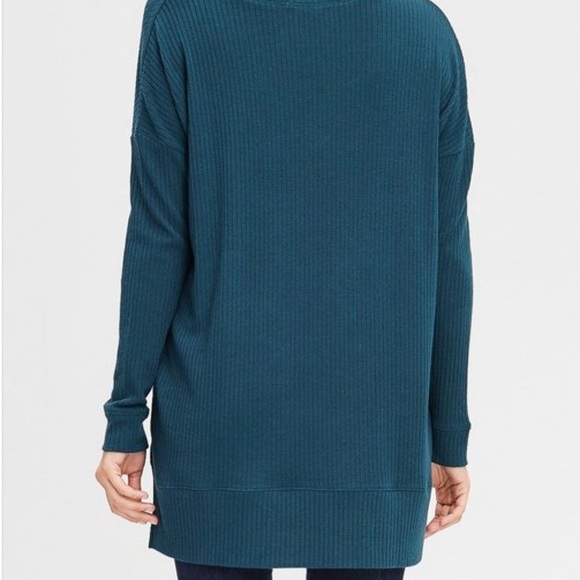 Plum Scoop V-neck - Picture 3 of 6